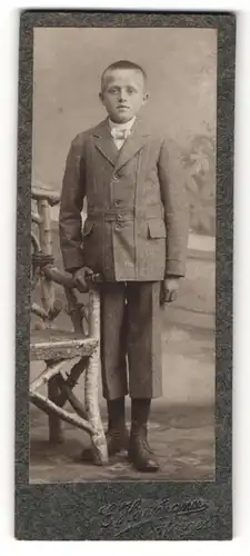 Fotografie E. Hartmann, Haiger, Portrait eleganter Junge mit Fliege im Anzug