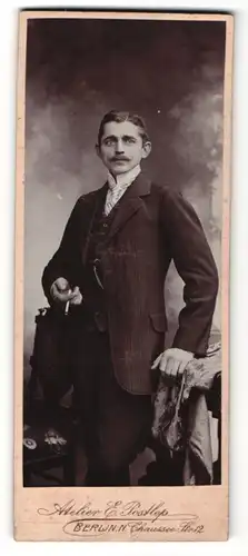 Fotografie E. Postlep, Berlin, Portrait eleganter Mann mit Krawatte im Anzug