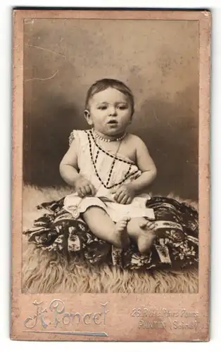 Fotografie A. Poncet, Pantin, Portrait niedliches Kleinkind im weissen Kleidchen