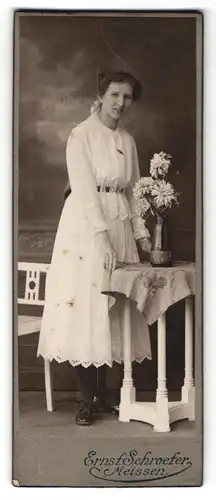 Fotografie Ernst Schroeter, Meissen, Portrait bezaubernde Frau im weissen Kleid