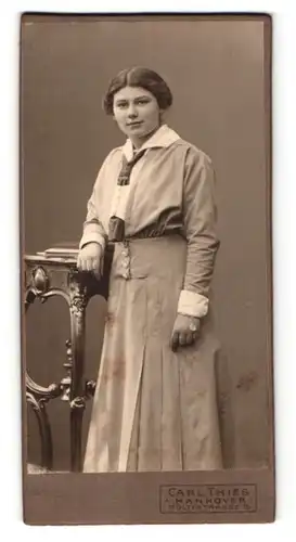 Fotografie Carl Thies, Hannover, Portrait schönes Fräulein im weissen Kleid