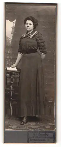 Fotografie G. Leineweber, Hannover, Portrait dunkelhaarige Frau im schwarzen Kleid