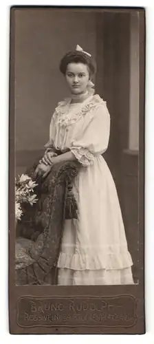 Fotografie Bruno Rudolph, Rosswein, Portrait bezaubernde Frau im weissen Kleid