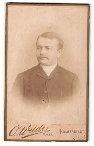 Fotografie O. Wilde, Halberstadt, Portrait stattlicher Mann im Anzug