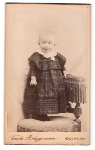 Fotografie Freidr. Brüggemann, Leipzig, Portrait niedliches Kleinkind im schwarzen Kleidchen