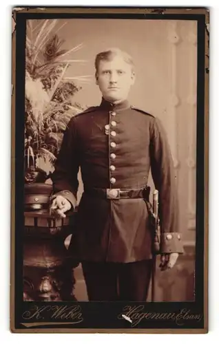 Fotografie K. Weber, Hagenau, Portrait Soldat in interessanter Uniform