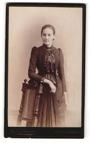 Fotografie Jul. Benne, Leipzig, Portrait charmante Dame im schwarzen Kleid