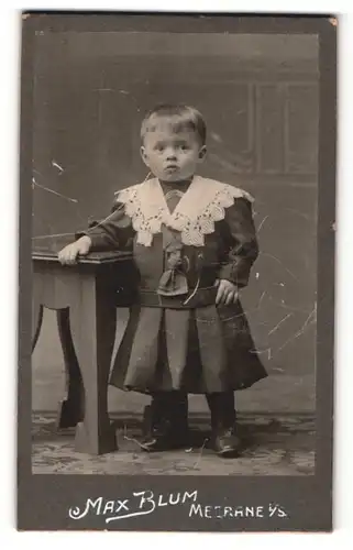 Fotografie Max Blum, Meerane i.S., Portrait süsses Kleinkind im schwarzen Kleidchen