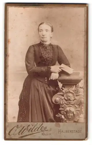 Fotografie O. Wilde, Halberstadt, Portrait elegante Frau im bestickten Kleid
