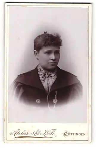 Fotografie Ad. Kolle, Göttingen, Portrait dunkelhaarige Dame in schwarzer Bluse