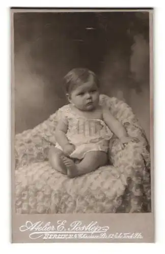 Fotografie E. Postlep, Berlin, Portrait niedliches Kleinkind im weissen Kleidchen