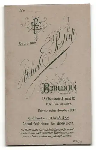 Fotografie E. Postlep, Berlin, Portrait niedliches Kleinkind im weissen Kleidchen