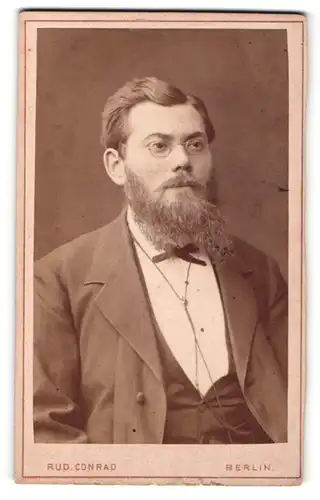 Fotografie Rud. Conrad, Berlin, Portrait stattlicher Herr mit Vollbart