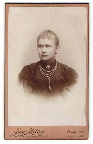 Fotografie Ernst Mittag, Leipzig, Portrait schöne Frau mit Perlenkette