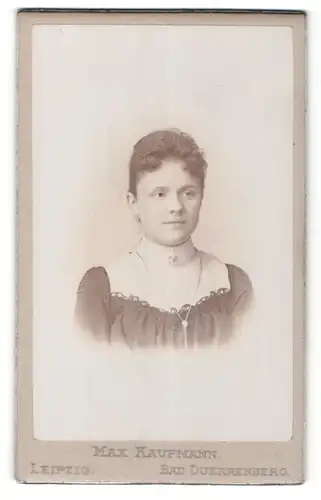 Fotografie Max Kaufmann, Leipzig, Portrait bezaubernde Frau in bestickter Bluse