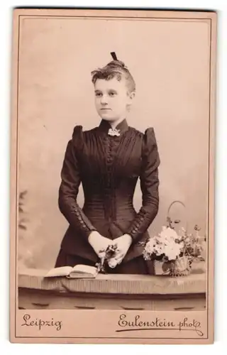 Fotografie Eulenstein, Leipzig, Portrait junge Frau im schwarzen Kleid
