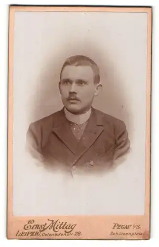 Fotografie Ernst Mittag, Pegau i. S., Portrait charmanter Herr mit Schnurrbart