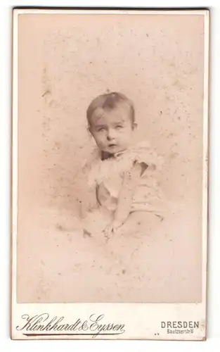 Fotografie Klinkhardt & Eyssen, Dresden, Portrait süsses Mädchen im weissen Kleidchen