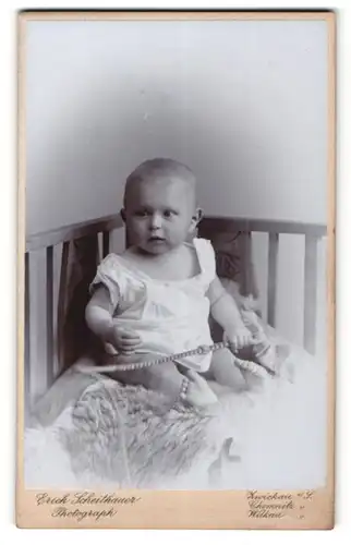 Fotografie Erich Scheithauer, Zwickau, Portrait niedliches Kleinkind im weissen Kleidchen