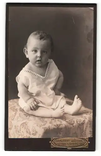 Fotografie Adalbert Werner, München, Portrait niedliches Kleinkind im Hemdchen