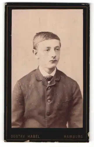 Fotografie Gustav Habel, Hamburg, Portrait Knabe im Anzug