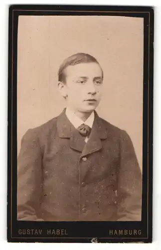 Fotografie Gustav Habel, Hamburg, Portrait Bursche im Anzug