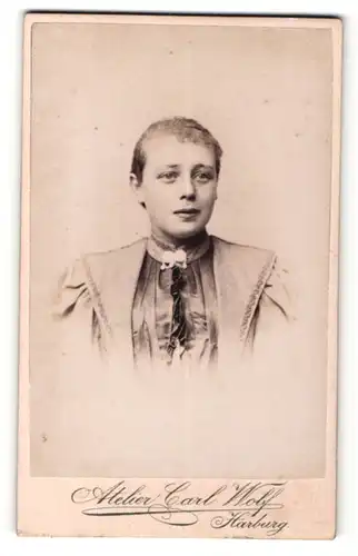 Fotografie Carl Wolf, Harburg, Portrait Mädchen in eleganter Bluse