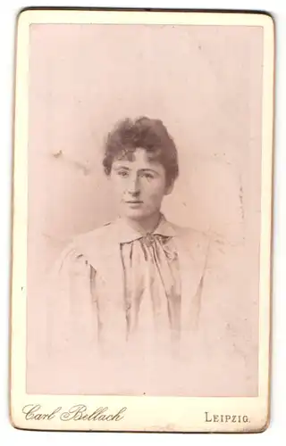 Fotografie Carl Bellach, Leipzig, Portrait junge Dame in heller Bluse