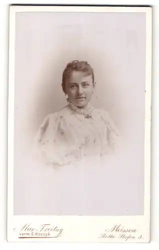 Fotografie Max Freitag, Meissen, Portrait hübsches Mädchen in weisser Bluse