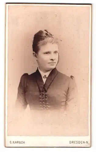 Fotografie Gustav Karsch, Dresden, Portrait hüsches Mädchen mit Hochsteckfrisur