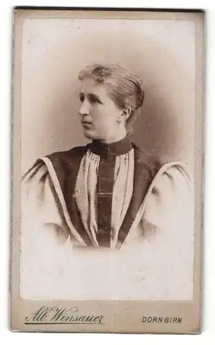 Fotografie Alb. Winsauer, Dornbirn, Portrait Dame in schicker Bluse