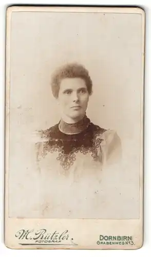 Fotografie M. Rützler, Dornbirn, Portrait ältere Dame in bestickter Bluse