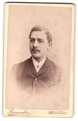 Fotografie G.W. Leineweber, Hannover, Portrait junger Mann im Anzug