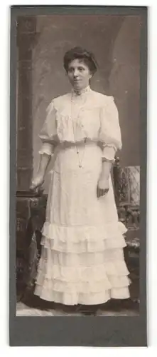 Fotografie C. Steinl, Potsdam, Portrait junge Dame im weissen Kleid