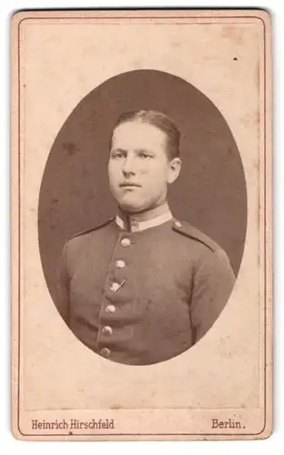 Fotografie Heinrich Hirschfeld, Berlin, Portrait Herr in Uniform