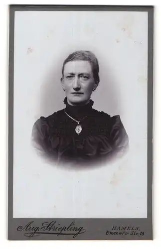 Fotografie Aug. Striessling, Hameln, Portrait ältere Dame in schwarzer Bluse