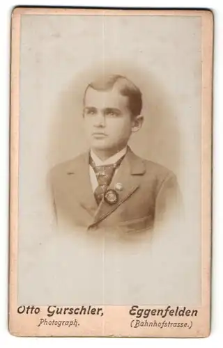 Fotografie Otto Gurschler, Eggenfelden, Portrait Knabe im Anzug mit Krawatte