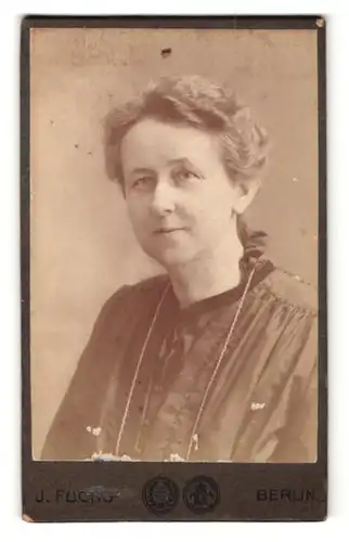 Fotografie J. Fuchs, Berlin, Portrait ältere Dame mit Halskette