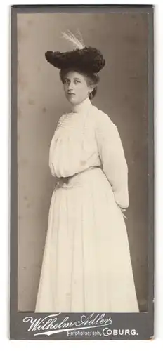 Fotografie Wilhelm Adler, Coburg, Portrait Dame im weissen Kleid mit Hut