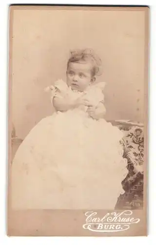 Fotografie Carl kruse, Coburg, Portrait niedliches Kleinkind im weissen Kleidchen