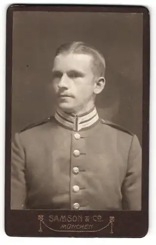 Fotografie Samson & Co., München, Portrait junger Mann in Uniform