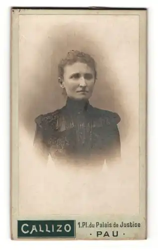 Fotografie Calmel & Dubois, Pau, Portrait bürgerliche Dame in schwarzer Bluse