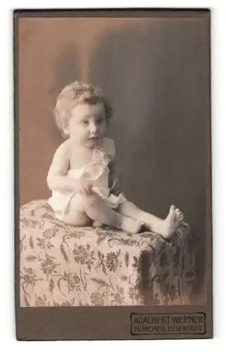 Fotografie Adalbert Werner, München, Portrait niedliches Kleinkind im Hemdchen