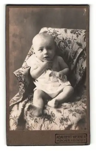Fotografie Adalbert Werner, München, Portrait Kleinkind im Hemdchen auf einem Sessel