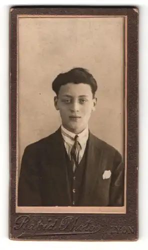 Fotografie Rapid Photo, Lyon, Portrait junger Mann im Anzug mit Krawatte