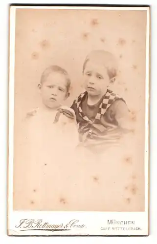 Fotografie J. B. Rottmayer & Comp., München, Portrait zwei kleine Kinder in modischer Kleidung