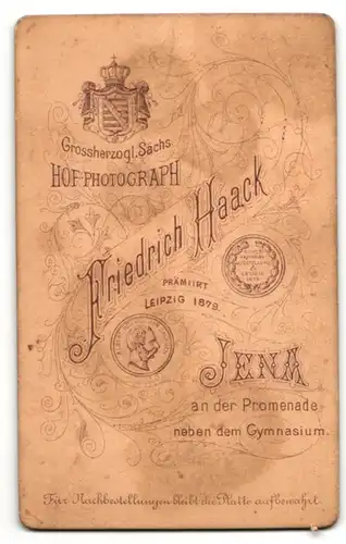 Fotografie Friedrich Haack, Jena, Portrait modisch gekleideter Herr am Tisch sitzend