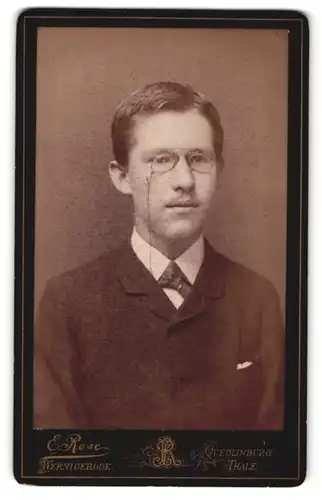 Fotografie E. Rose, Wernigerode, Portrait junger Herr im Anzug mit Fliege und Zwicker