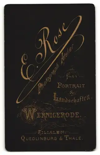 Fotografie E. Rose, Wernigerode, Portrait junger Herr im Anzug mit Fliege und Zwicker