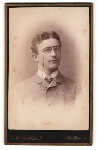Fotografie Otto Gebhardt, Halle a / S., Portrait junger Herr im Anzug mit Krawatte und Zwicker